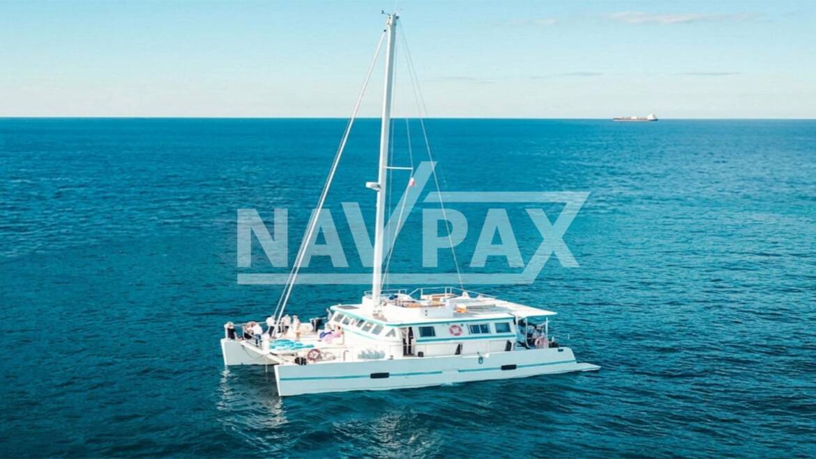 Catamaran a vela 80 Pax.
